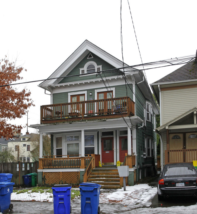 2136 NW Irving St in Portland, OR - Building Photo