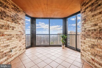 5902 Mt Eagle Dr in Alexandria, VA - Building Photo - Building Photo