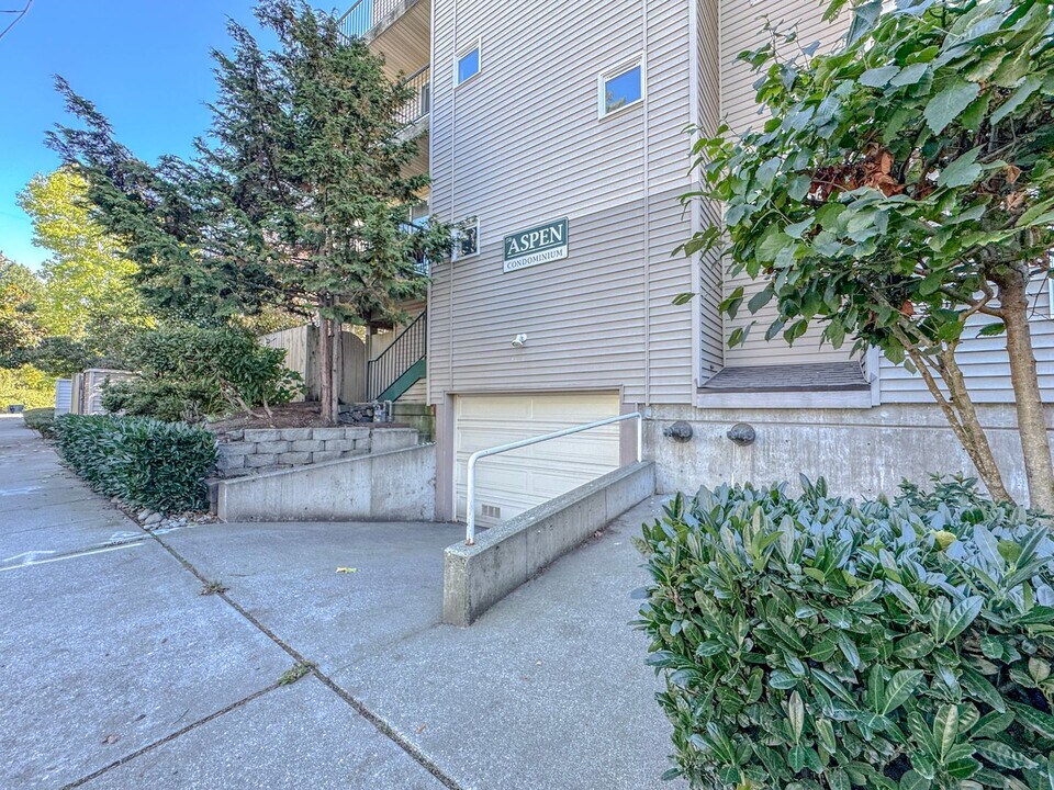 2117 N 107th St in Seattle, WA - Building Photo