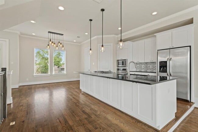 property at 906 W 17th St