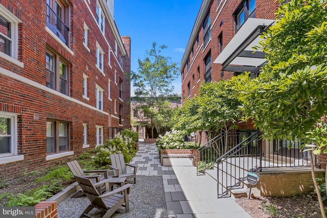 129 W St NW, Unit 203 in Washington, DC - Building Photo - Building Photo