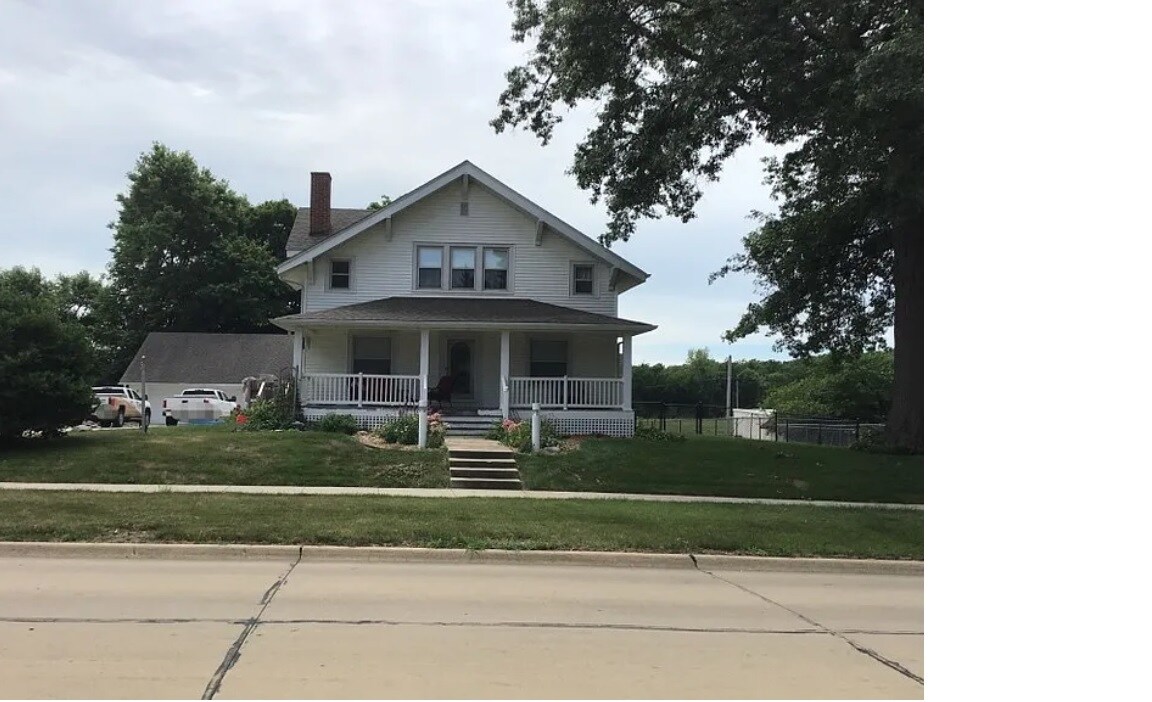 807 E 1st Ave in Indianola, IA - Building Photo