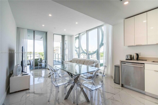 8425 Crespi Blvd in Miami Beach, FL - Building Photo - Building Photo
