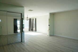 39220 Karen St in Cathedral City, CA - Building Photo - Building Photo