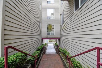 18102 15th Ave NE in Seattle, WA - Building Photo - Building Photo