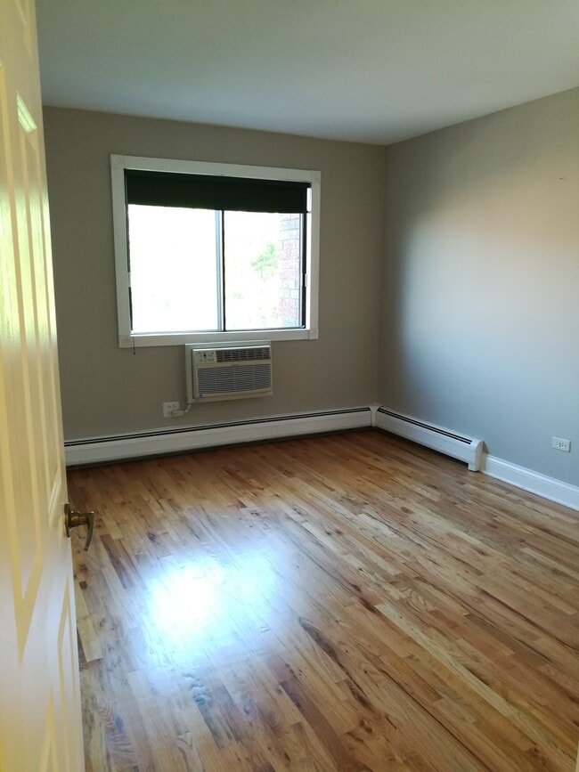 5310 N Chester Ave, Unit 518 in Chicago, IL - Building Photo - Building Photo