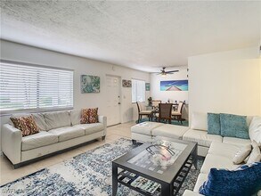 4625 Bayshore Dr in Naples, FL - Building Photo - Building Photo