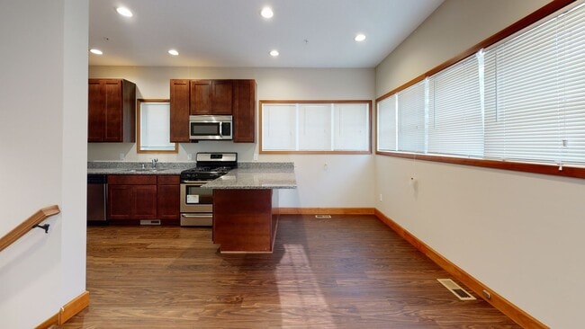 1208 Como Ave SE