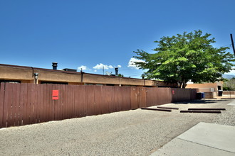 908 Alcazar St NE in Albuquerque, NM - Building Photo - Building Photo