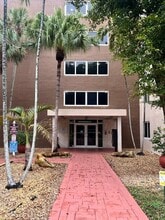 6940 Miami Gardens Dr in Hialeah, FL - Building Photo - Building Photo