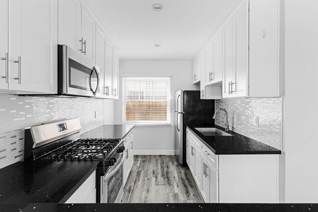 241 Bonito Avenue in Long Beach, CA - Building Photo - Interior Photo