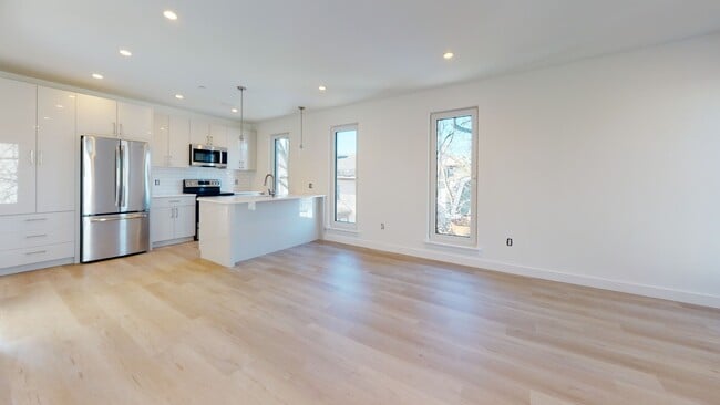 2837 Washington St, Unit 2, Unit 2