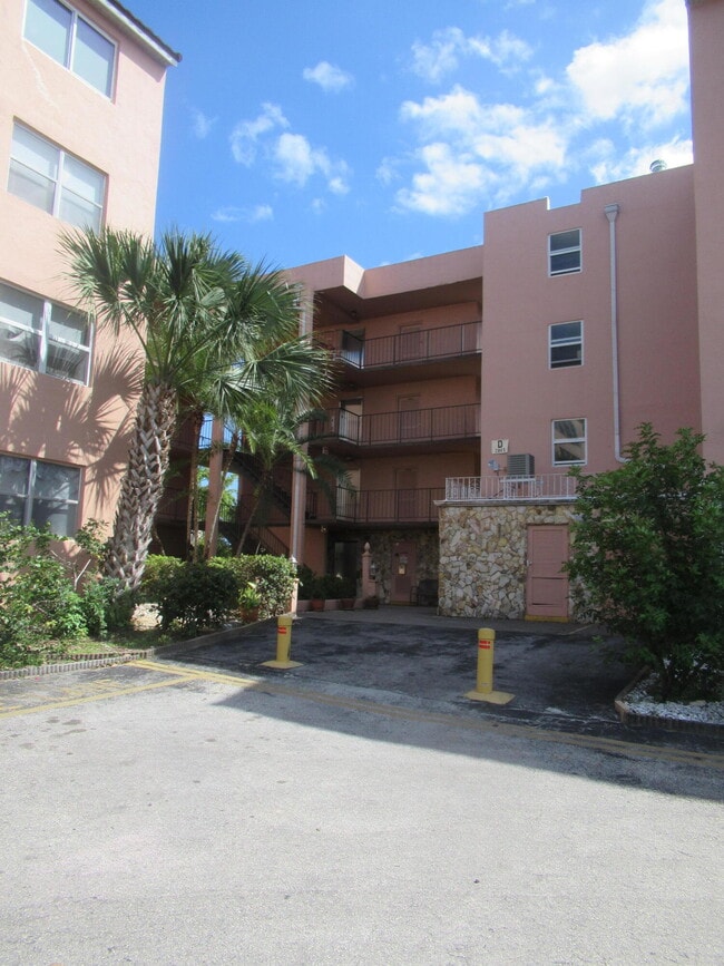 2841 Somerset Dr in Lauderdale Lakes, FL - Building Photo - Building Photo