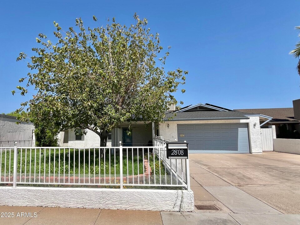 2808 W Morten Ave in Phoenix, AZ - Building Photo