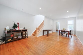 68-48 78th St in Queens, NY - Foto de edificio - Building Photo