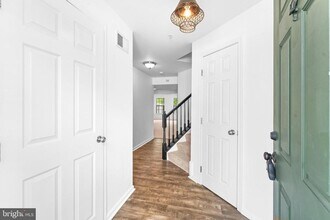 7258 Mockingbird Cir in Glen Burnie, MD - Building Photo - Building Photo