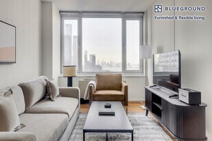 635 W 42nd St in New York, NY - Building Photo