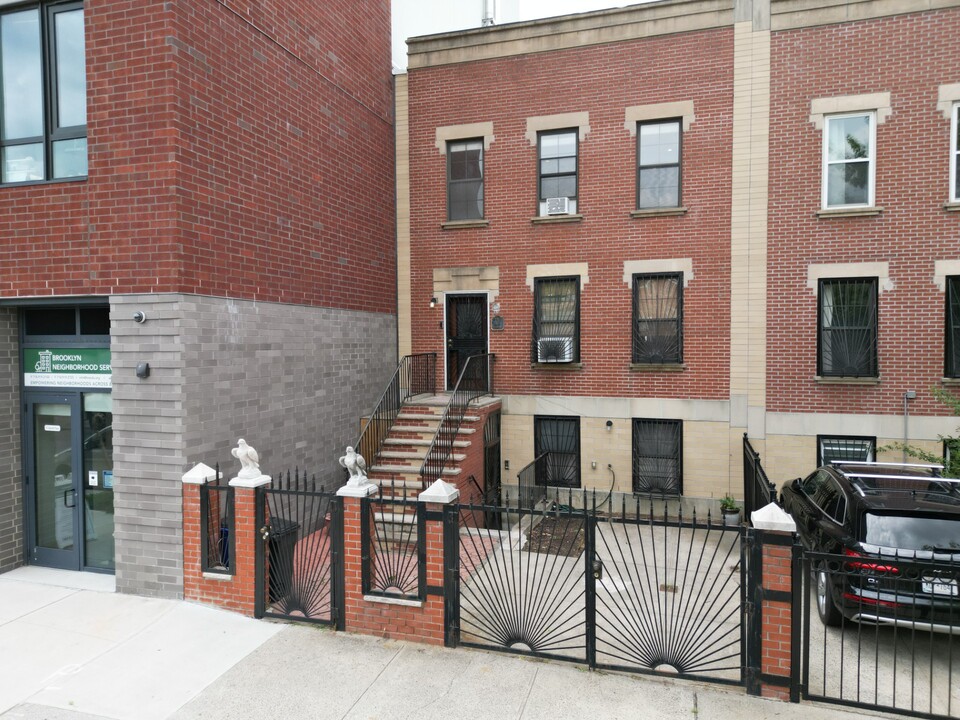 16 Bancroft Pl, Unit 1 in Brooklyn, NY - Foto de edificio