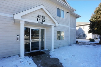 Apartments on Vine in West Des Moines, IA - Building Photo - Building Photo