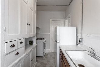 2121 Hennepin Ave S in Minneapolis, MN - Building Photo - Interior Photo