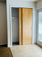 105 Huntingtown Rd in Newtown, CT - Foto de edificio - Building Photo