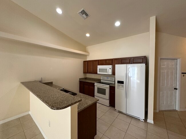 1046 SE 11th Terrace in Cape Coral, FL - Building Photo - Building Photo