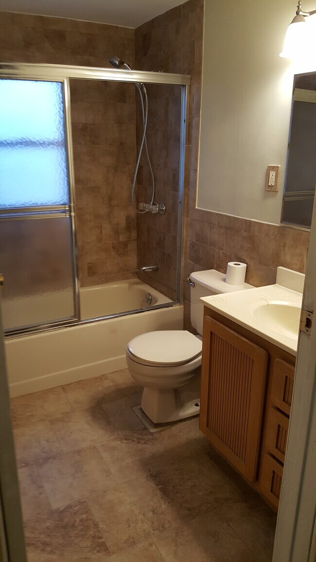 128 Hamlet Rd in Levittown, NY - Foto de edificio - Building Photo