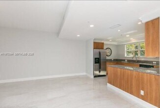 621 NE 8th Ave in Fort Lauderdale, FL - Building Photo - Building Photo