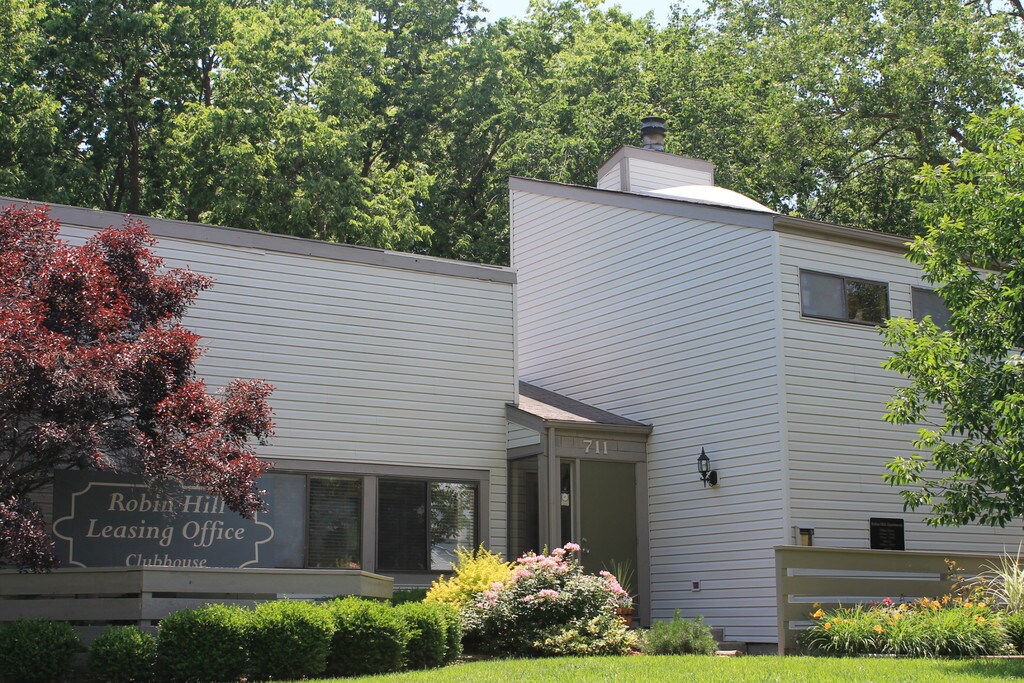 Robin Hill Apartments in Kansas City, MO