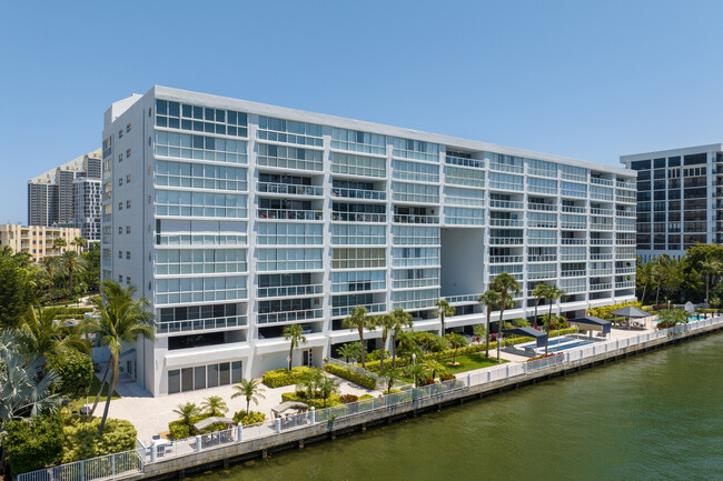 Le Maisonneuve Condominium in Sunny Isles Beach, FL - Foto de edificio - Building Photo