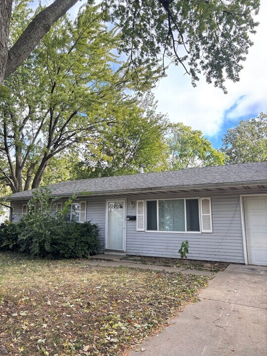 402 S Dodson Dr in Urbana, IL - Building Photo