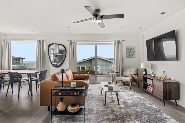 1315 Cornish Dr in Encinitas, CA - Building Photo - Building Photo