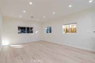 10526 Hillhaven Ave in Los Angeles, CA - Building Photo