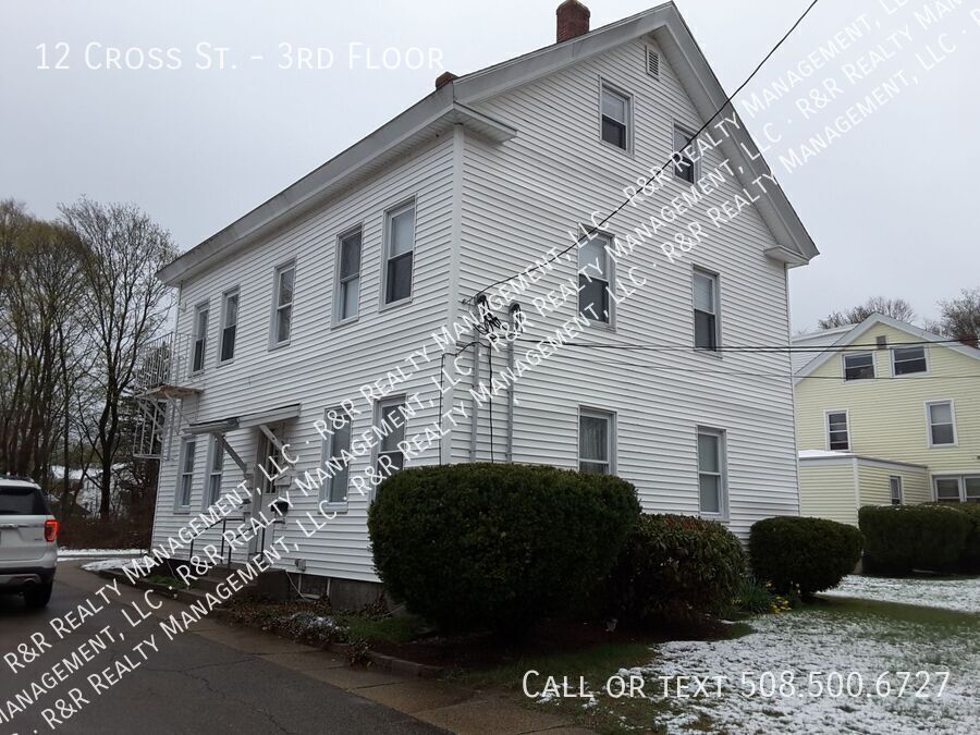 12 Cross St in Uxbridge, MA - Building Photo
