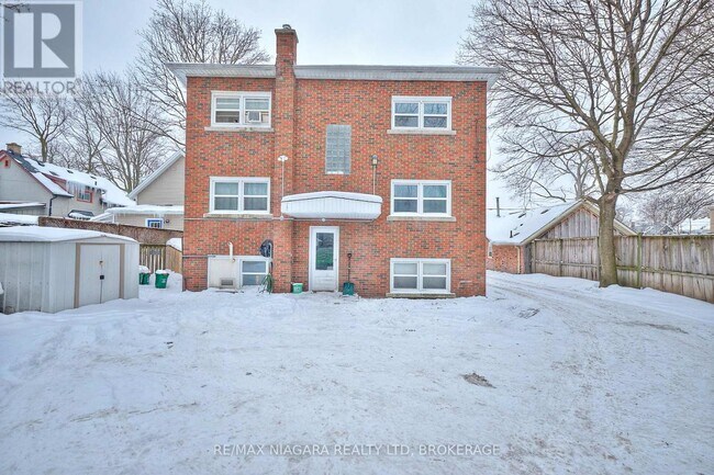 81 Maple St in St Catharines, ON - Building Photo - Building Photo