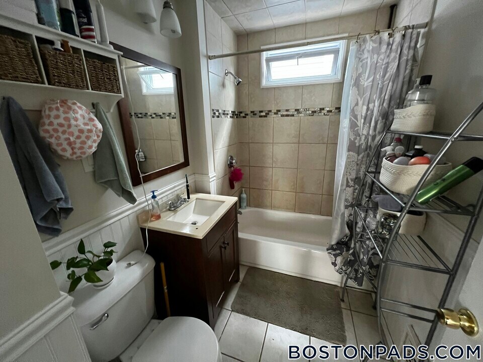 74 Romsey St in Boston, MA - Foto de edificio