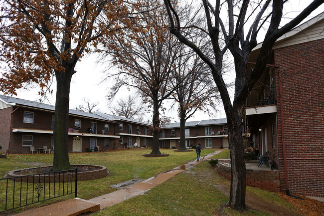 Colonial Woods in St. Louis, MO - Foto de edificio - Building Photo