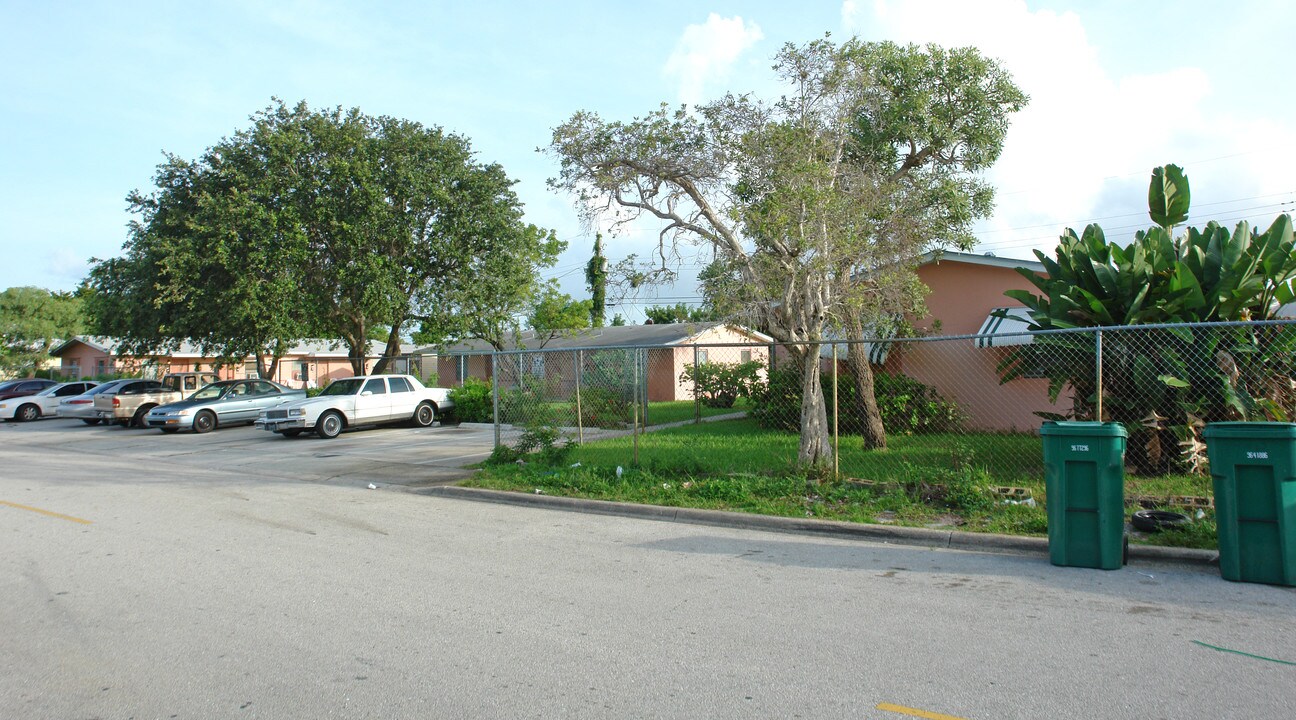 The Pines Apartments in Riviera Beach, FL - Foto de edificio