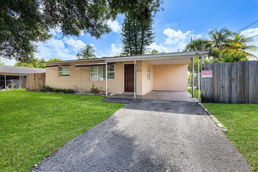 6111 NW 43rd Ave in Fort Lauderdale, FL - Building Photo