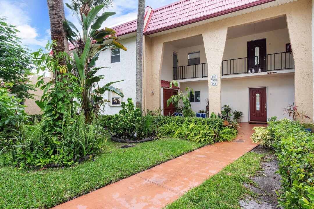146 Lake Evelyn Dr in West Palm Beach, FL - Building Photo