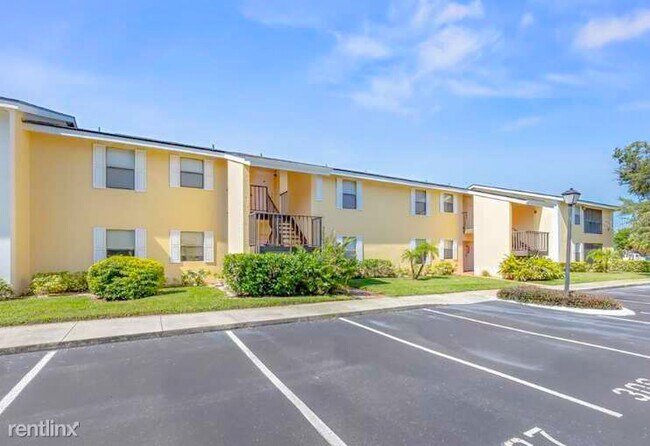 3001 58th Ave S in St. Petersburg, FL - Foto de edificio - Building Photo