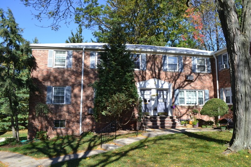 28 Wedgewood Dr in Verona, NJ - Building Photo