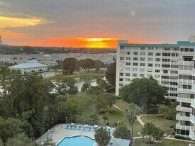 4200 Hillcrest Dr, Unit 1015 in Hollywood, FL - Building Photo