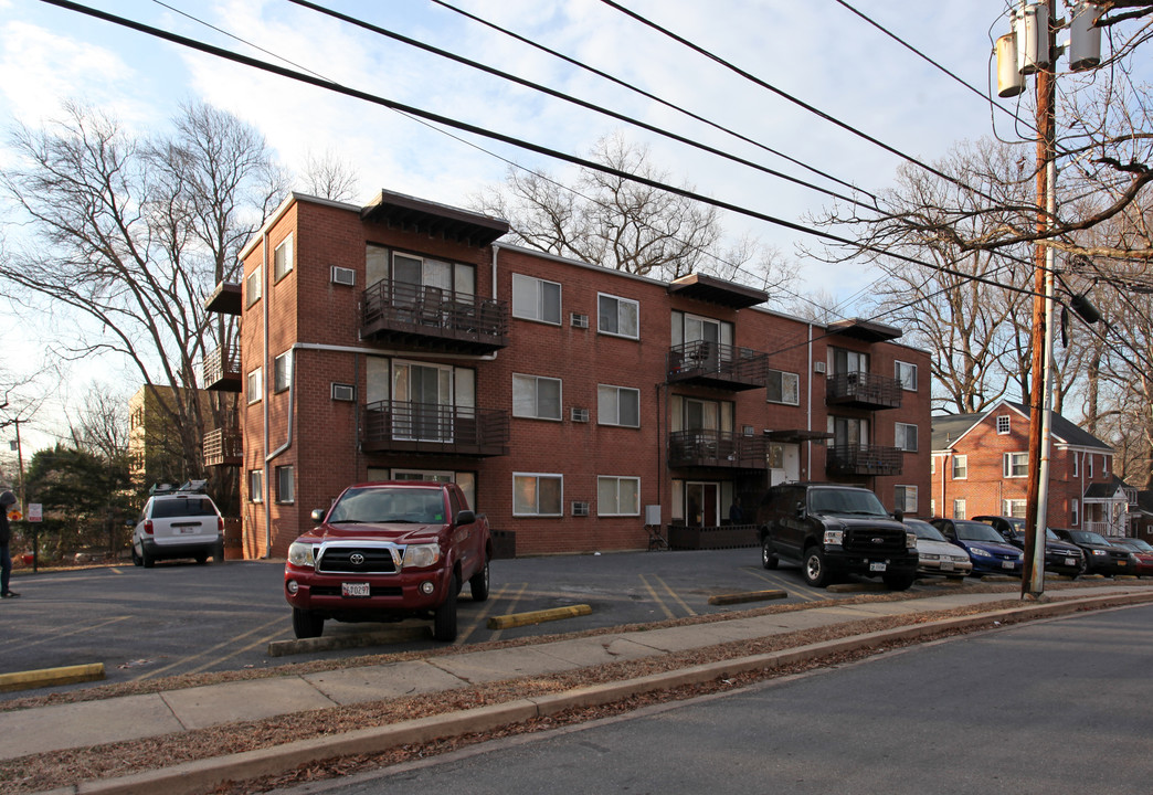 8240 Flower Ave in Takoma Park, MD - Foto de edificio