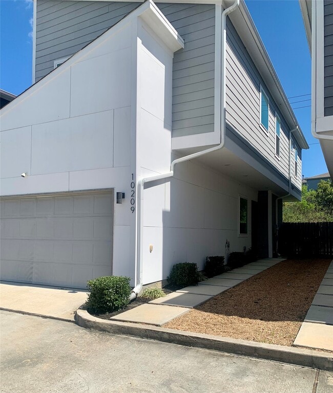 10209 Las Nubes Ave in Houston, TX - Foto de edificio - Building Photo