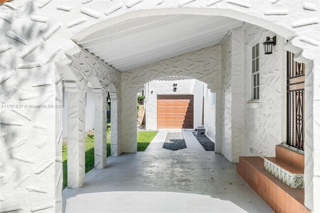 829 Lorca St in Miami, FL - Foto de edificio - Building Photo