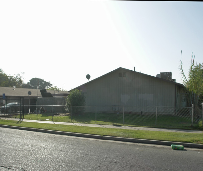 4480 E Woodward Ave in Fresno, CA - Foto de edificio - Building Photo