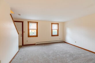 37 Hollis St in Pepperell, MA - Foto de edificio - Building Photo