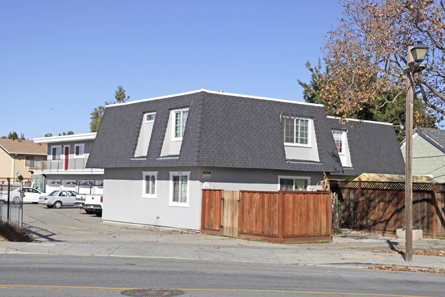 7415 Thornton Ave in Newark, CA - Building Photo - Building Photo