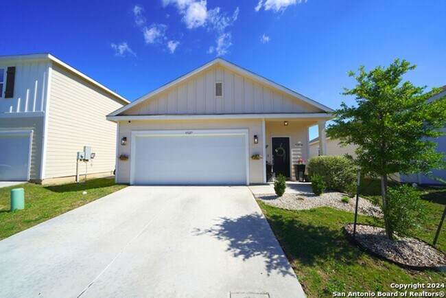 5527 Rue Girard in Converse, TX - Building Photo - Building Photo
